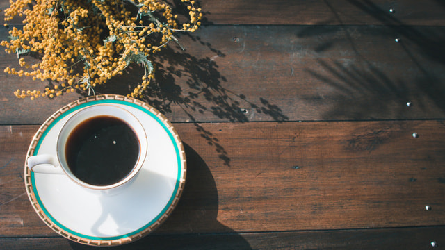 コーヒーとミモザ写真